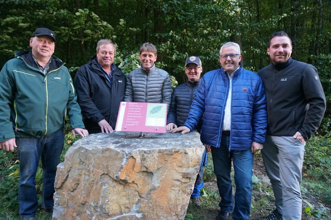 Von links: Ratsmitglied Michael Seul, Ortsbürgermeister Günter Urwer, Georg Henzgen (1. Vorsitzender der AÖR Naturbegräbnisstätte "Vallis Rosarum"), Ratsmitglied Dieter Kalfels, VG-Bürgermeister Albert Jung und Landtagsabgeordneter Benedikt Oster freuen sich über den gelungenen "Weg der Erinnerungen".