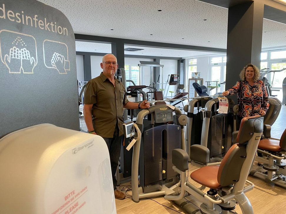 Die Kreuznacher Landrätin mit Gerhard Merkelbach (Fitnessstudio) – beide halten einen Zollstock in der Hand mit 1,50 Metern Entfernung.