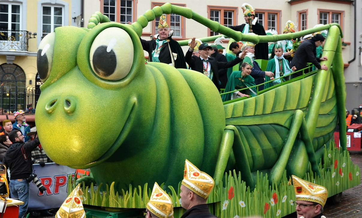 Ob auch 2023 die Umzugswagen an den Rosenmontagszügen fahren können, steht für viele Vereine noch nicht fest.