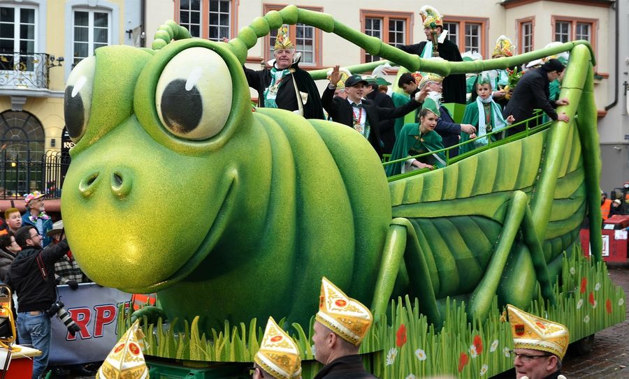 Ob auch 2023 die Umzugswagen an den Rosenmontagszügen fahren können, steht für viele Vereine noch nicht fest.