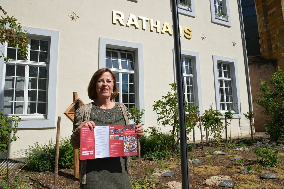 Elvira Garbes mit der Solidarkarte. Foto: Presseamt Trier