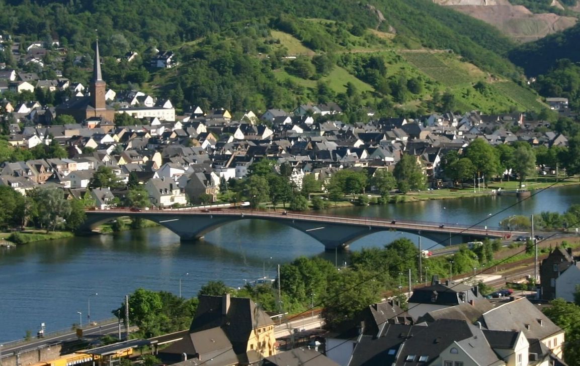 An der Moselbrücke Treis-Karden müssen die Gehwege für rund zwei Wochen gesperrt werden.