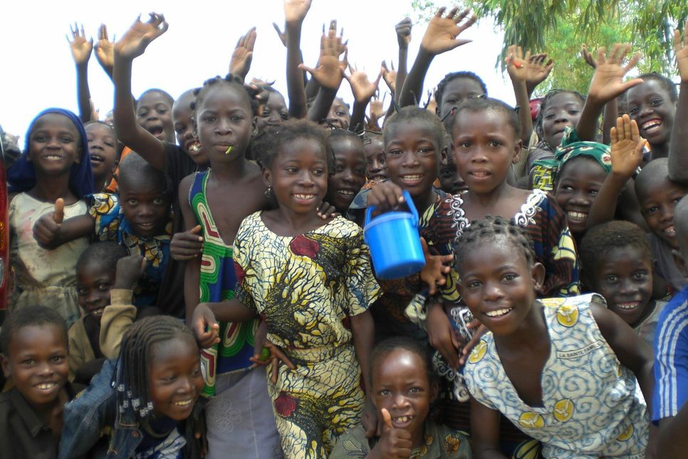 Diesen Kindern in Burkina Faso soll mit dem Bau einer Realschule die Chance auf Bildung ermöglicht werden. Foto: privat