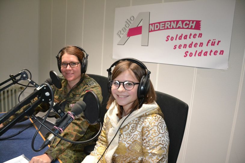 Bitburgs Christkind grüßt zur Weihnacht in die Welt: Das Wochenspiegel-Christkind im Studio von Radio Andernach. Fotos: Sybille Schönhofen