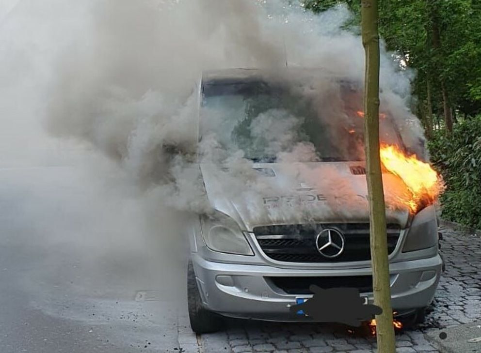 Dieser Transporter brannte in der Koblenzer Straße. Foto: FFW Mayen