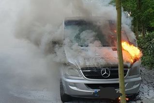 Dieser Transporter brannte in der Koblenzer Straße. Foto: FFW Mayen