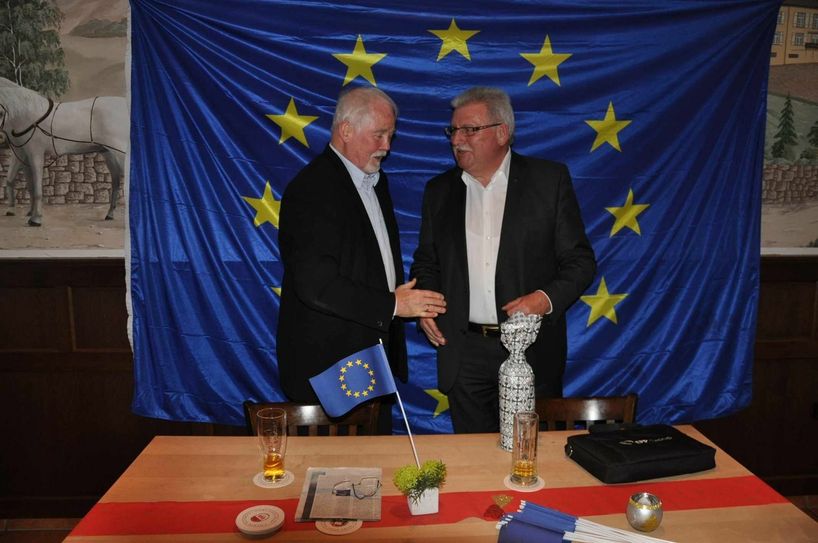 Dr. Peter Keiner, Vorsitzender Europa-Union Mayen-Koblenz, überreicht Dr. Werner Langen ein Gastgeschenk.