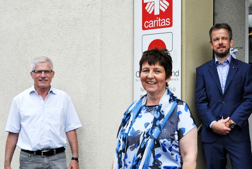 Hermann-Josef Schneider (v.li., Gemeindecaritas), Claudia Kaupel-Schleert (Gemeindecaritas / Nachfolge) und Martin Jost (Vorstand Caritas). Foto: Carsten Düppengießer/Caritas Euskirchen