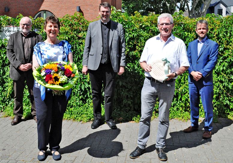 Bernhard Becker (v.li., Vorstand Caritas), Claudia Kaupel-Schleert (Gemeindecaritas / Nachfolge), Pfr. Guido Zimmermann (Kreisdechant), Hermann-Josef Schneider (Gemeindecaritas) und Martin Jost (Vorstand Caritas).  Foto: Carsten Düppengießer/Caritas Euskirchen