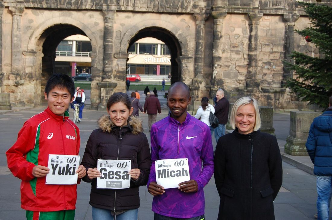 Stelldichein vor der Porta Nigra: Yuki Kawauchi, Gesa Krause, Micah Kogo und Anna Holm Baumeister (v.l.) sind beim 26. Trierer Silvesterlauf dabei. Foto: Andreas Arens