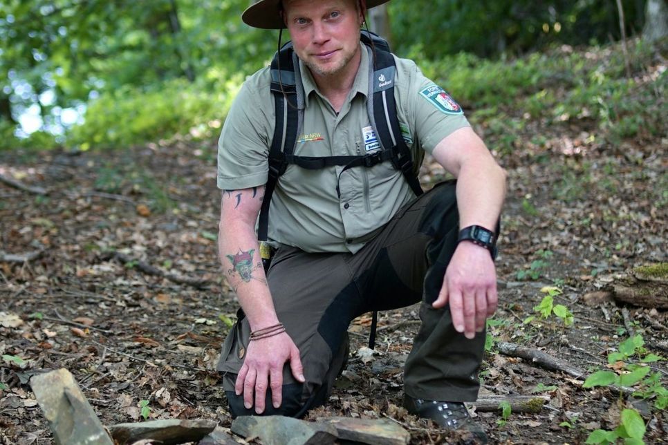 Schon seit Gründung des Nationalparks Eifel 2004 betreut Ranger Sascha mit seinen Kollegen das besondere Schutzgebiet. Hin und wieder muss er Gäste an die Ge- und Verbote erinnern, die in einem Nationalpark gelten. Foto: M. Weisgerber