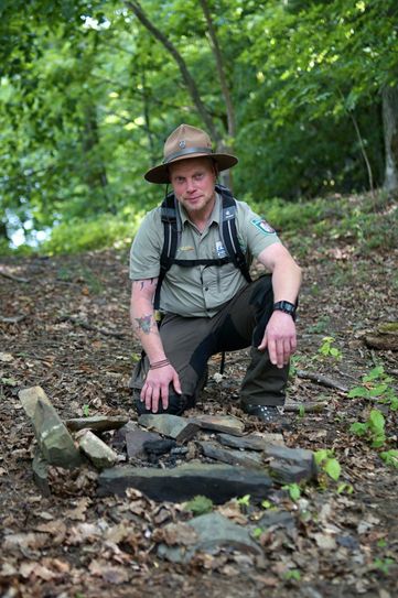 Schon seit Gründung des Nationalparks Eifel 2004 betreut Ranger Sascha mit seinen Kollegen das besondere Schutzgebiet. Hin und wieder muss er Gäste an die Ge- und Verbote erinnern, die in einem Nationalpark gelten. Foto: M. Weisgerber