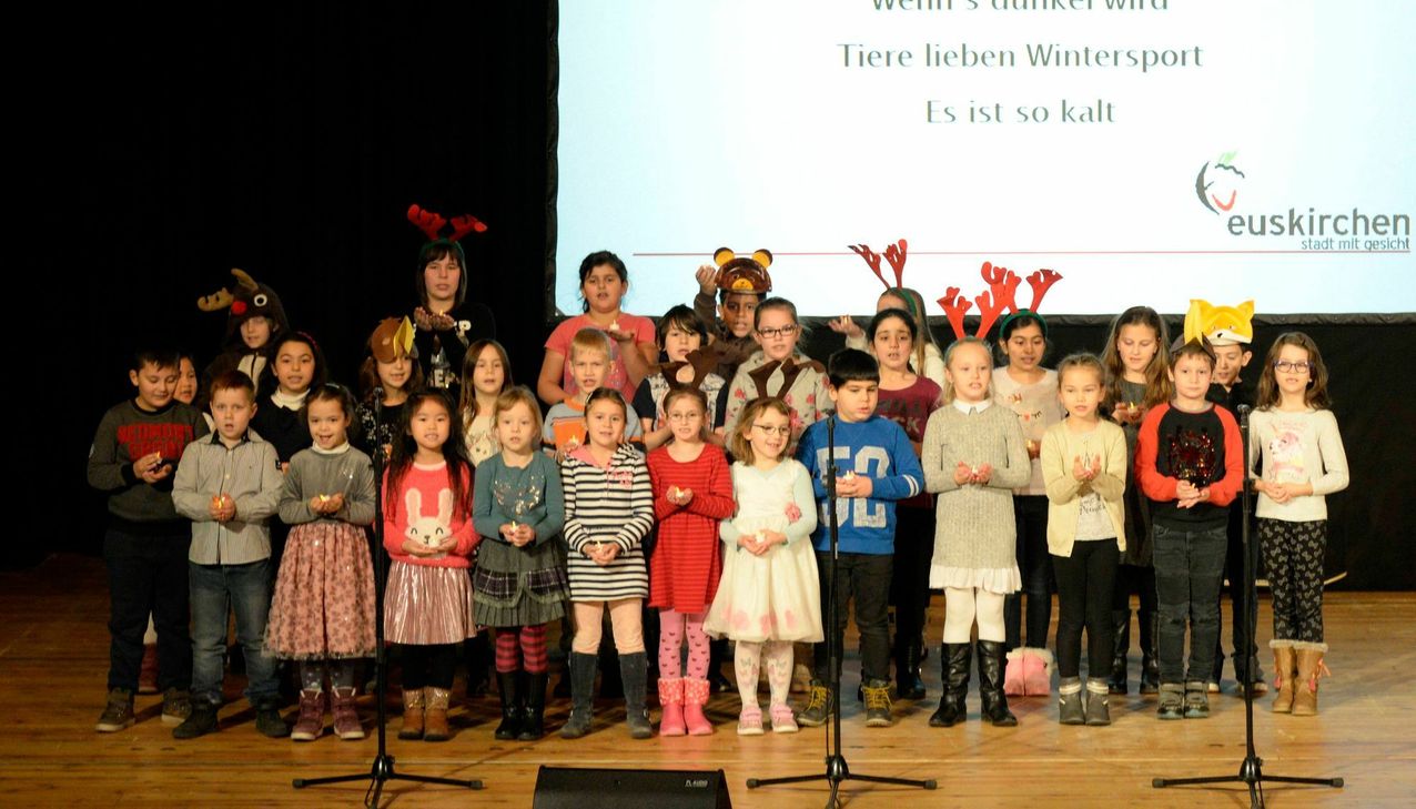 Der Schulchor der Paul-Gerhardt-Schule stimmte mit drei Winterliedern die Besucher auf den Empfang ein. Foto: P. Grebe