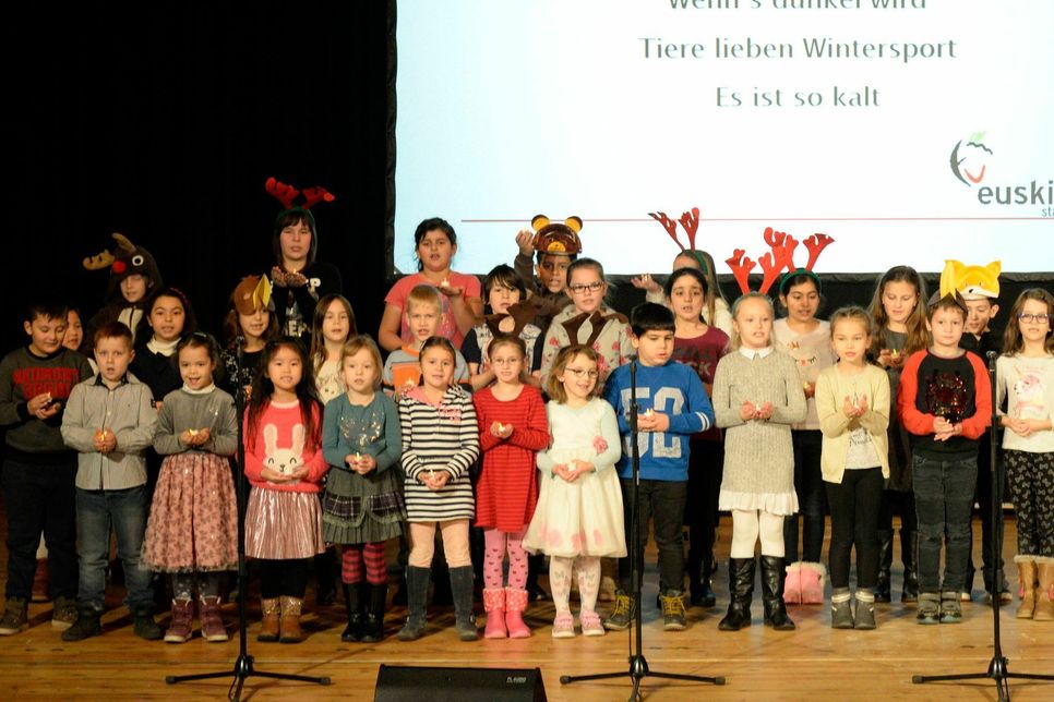 Der Schulchor der Paul-Gerhardt-Schule stimmte mit drei Winterliedern die Besucher auf den Empfang ein. Foto: P. Grebe
