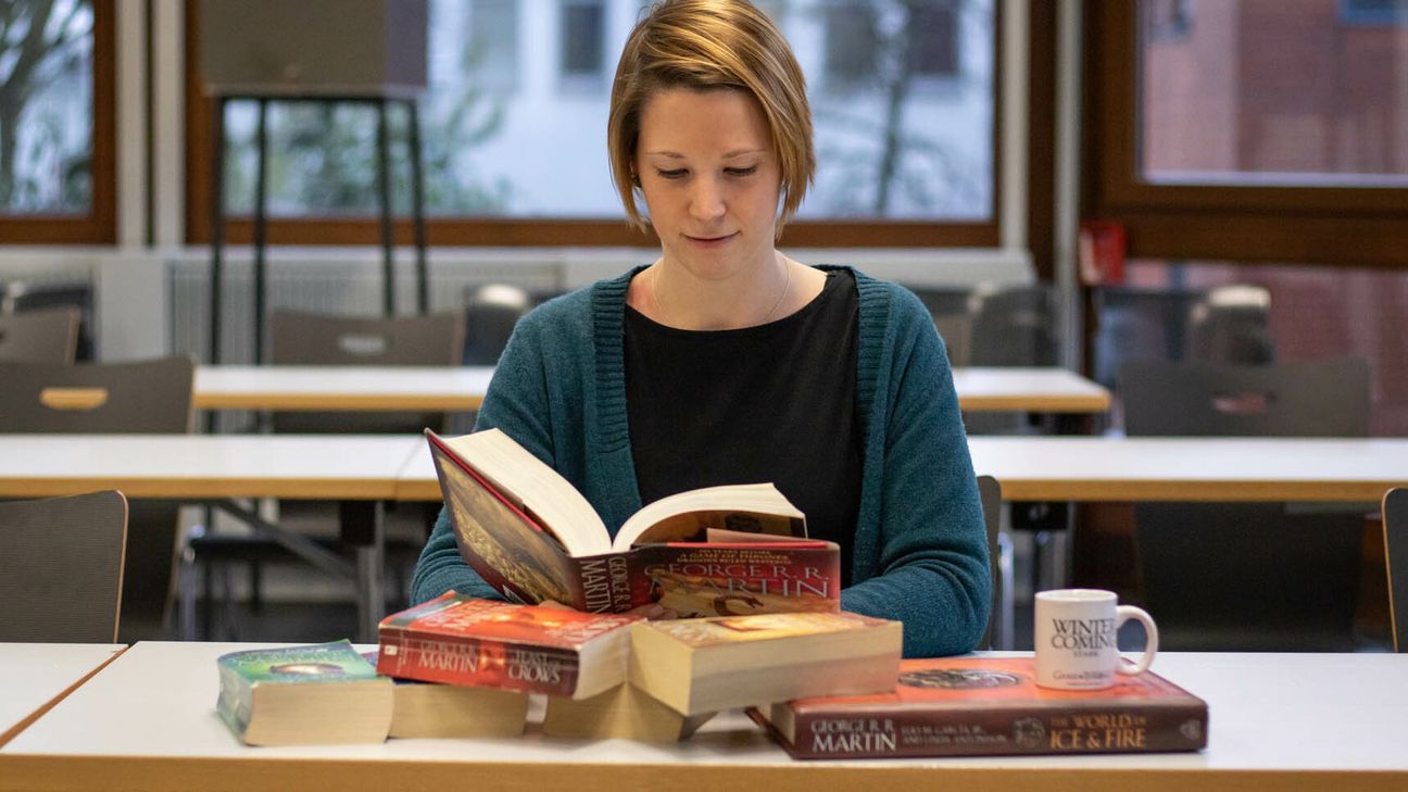 Die dicken Wälzer der Romanreihe "The Song of Ice and Fire" bieten der Literaturwissenschaftlerin Britta Colligs viel Stoff zum Analysieren. Foto: Uni Trier