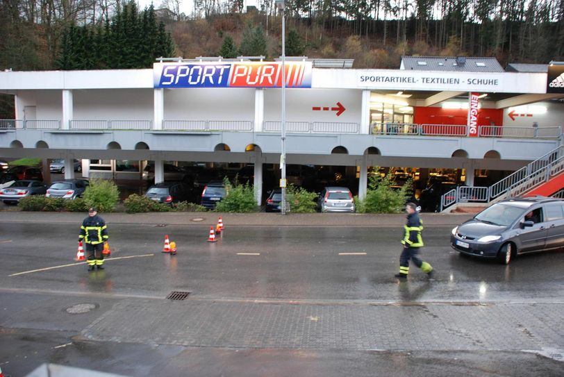 Überschwemmung in der Vollmersbachstraße. Foto: Bomba