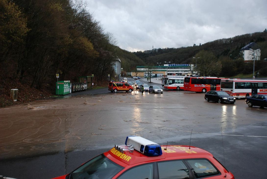 Überschwemmung in der Vollmersbachstraße. Foto: Bomba