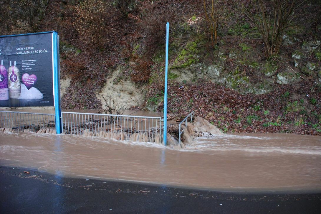 Überschwemmung in der Vollmersbachstraße. Foto: Bomba