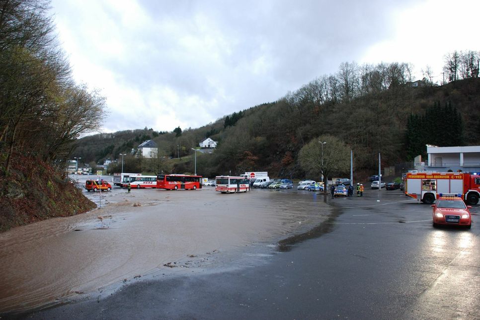 Überschwemmung in der Vollmersbachstraße. Foto: Bomba