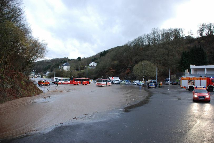 Überschwemmung in der Vollmersbachstraße. Foto: Bomba