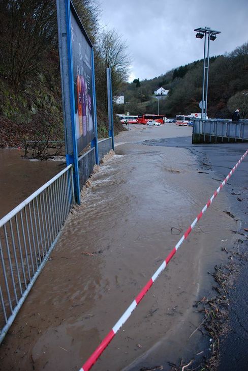 Überschwemmung in der Vollmersbachstraße. Foto: Bomba