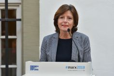 Manfred Jehnen (v.l.), Wolfgang Kreckler (mit dem neuen Buch) und Rainer Helfen von den Eisenbahnfreunden Jünkerath e.V. vor dem großen Roheisenpfannenwagen und der Dampflok-Treibachse im Außenbereich des Eisenbahnmuseums in Jünkerath. 	Foto: Woltmann