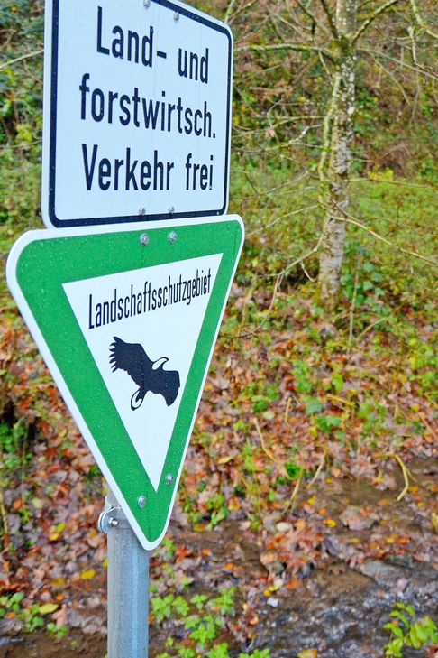 Mit Hilfe zusätzlicher Beschilderung hat die Kreisverwaltung Mayen-Koblenz Ende vergangenen Jahres noch einmal auf die bedeutende und schützenswerte Flora und Fauna im Elztal aufmerksam gemacht.