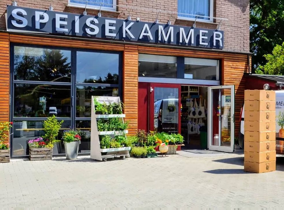 Die Speisekammer setzt auf regionale Produkte, vermeidet Verpackungen und liefert im Elektroauto die Ware aus.