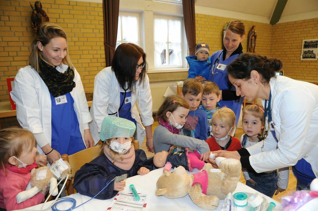 Mit Pflastern und medizinischem Gerät versorgen Kinder ihre Lieblinge in der Teddyklinik der Schillinger Kindertagesstätte. Foto: Schmieder