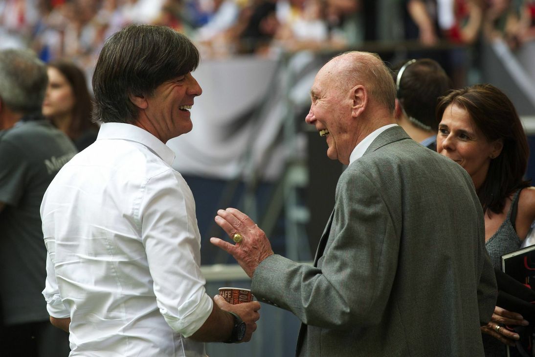 Horst Eckel (rechts) hat seine Leidenschaft für den Fußball nicht verloren und plauderte 2016 bei einem EM-Vorbereitungsspiel mit Bundestrainer Joachim »Jogi« Löw (links).        Foto: Imago