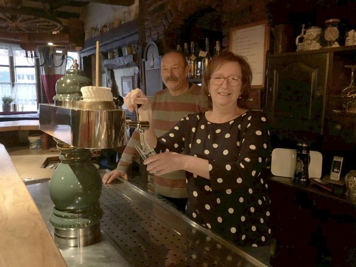 Marion und Alfred Wiedenau hätten sich gerne mit einem Fest von ihren Gästen verabschiedet. Doch nach dem zweiten Lockdown werden sie ihre Gaststätte »im Krug« in Kommern nicht mehr öffnen. mn-Foto