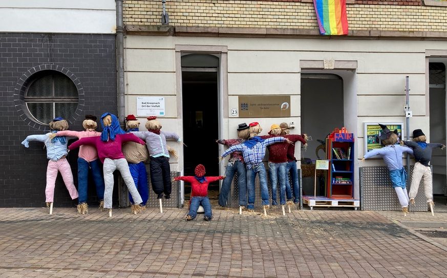 »Kreuznach für Vielfalt« ruft dazu auf, »Nazischeuchen« aufzustellen.