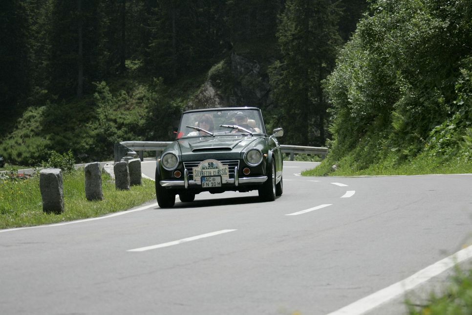 Die erfolgreiche Rallyefahrerin Tina Thörner hat schon hinter dem Steuer des Datsun Fairlady Roadster von Bernhard Stein gesessen. Nun ist der Wagen in vielfacher Ausführung beim Autohaus Kirch in Höfen (08.06. 14 bis 18 Uhr) und am Schwammenaueler Seehof (09.06. 12 bis 15 Uhr) zu sehen.