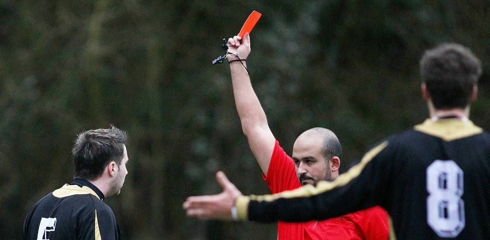 Wenn es auf dem Fußballplatz die Rote Karte gibt, wird ein Rechtsorgan aktiv und entscheidet über das Strafmaß des betreffenden Spielers. Auch Sanktionen gegen Trainer, Verantwortliche, Zuschauer oder generell gegen Vereine sind möglich.               Fotos: imago/Arens