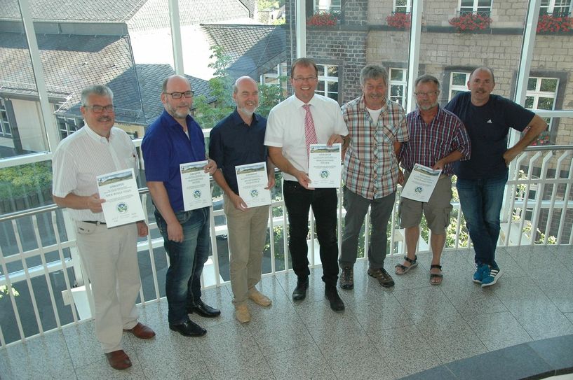 Stolze "Traumpfad-Besitzer" (von links): Stadtbürgermeister Hans-Peter Ammel (Mendig), Ortsbürgermeister Andreas Doll (Rieden), Ortsbürgermeister Rudolf Wingender (Volkesfeld), VG-Bürgermeister Jörg Lempertz, Wegemanager Heinz-Josef Wölwer, Ortsbürgermeister Bernd Merkler (Bell) und Ortsbürgermeister Rainer Hilger (Thür).