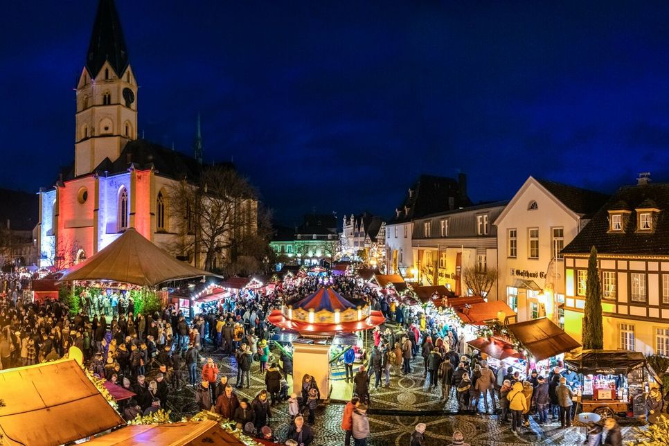 Der Weihnachtsmarkt auf dem Ahrweiler Marktplatz war vor der Flutkatastrophe beliebtes Ausflugsziele bei Einheimischen und Gästen Foto: Dominik Ketz