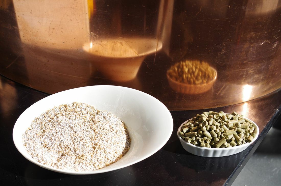 Bei der Produktion des Kreuzweingartener Bieres werden Hopfenpellets (r.) und eine Mischung weiterer Zutaten verwendet.