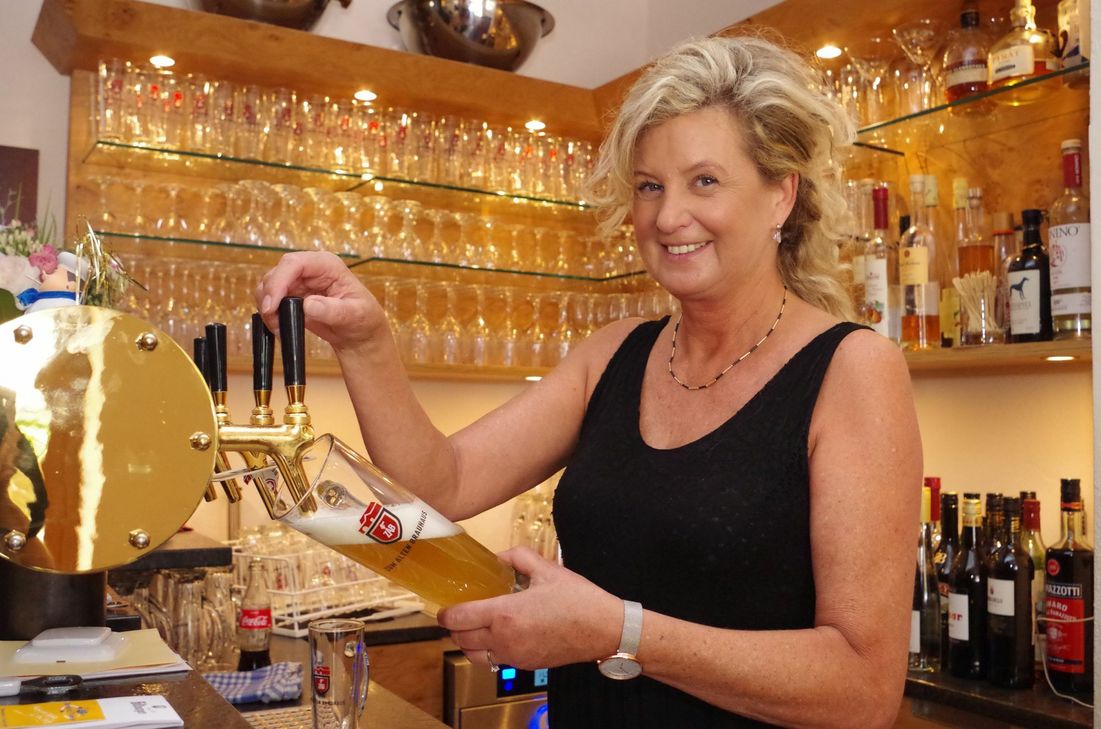 Im Kreuzweingartener Restaurant „Zum alten Brauhaus“ zapft Michaela Henker.