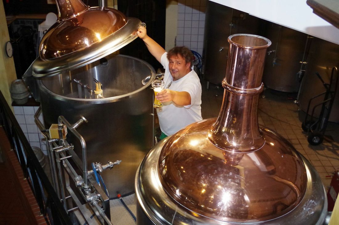 Prost! Brauer Michael Wolf stellt an der Steinbachtalsperre 400 bis 600 Hektoliter pro Jahr her.