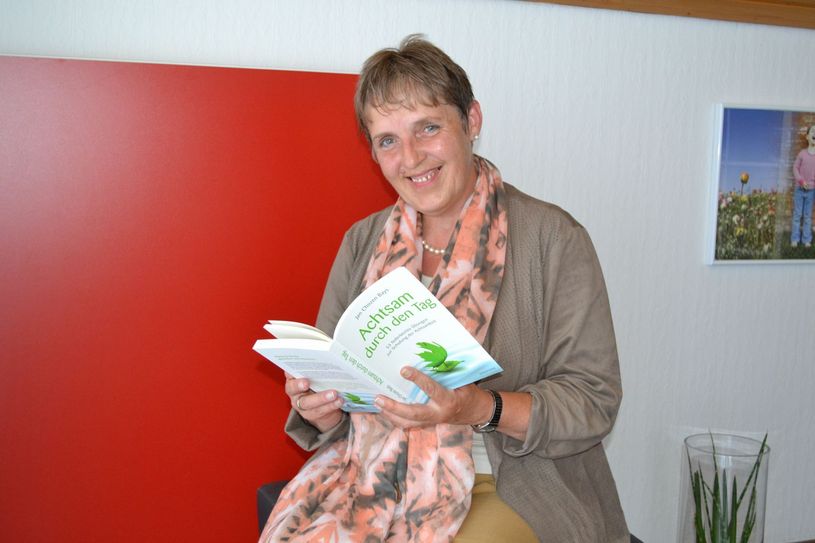 Achtsam und bewusst durch den Tag - das empfiehlt auch die Diplom-Psychologin Eva Schmitz-Ulrich zum Tag des Schlafes. Die Leiterin der Schlafschule Euskirchen stammt aus der Eifel und lebt seit 13 Jahren in Odendorf, wo sie eine Praxis betreibt. Fotos: Bach