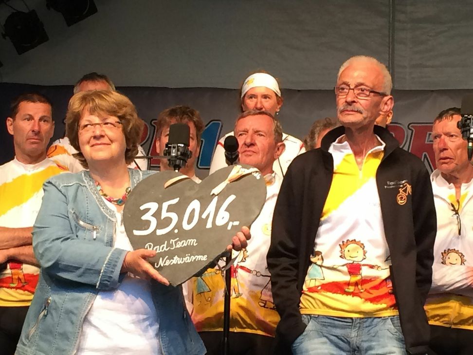 Scheckübergabe auf dem Altstadtfest. Foto: FF