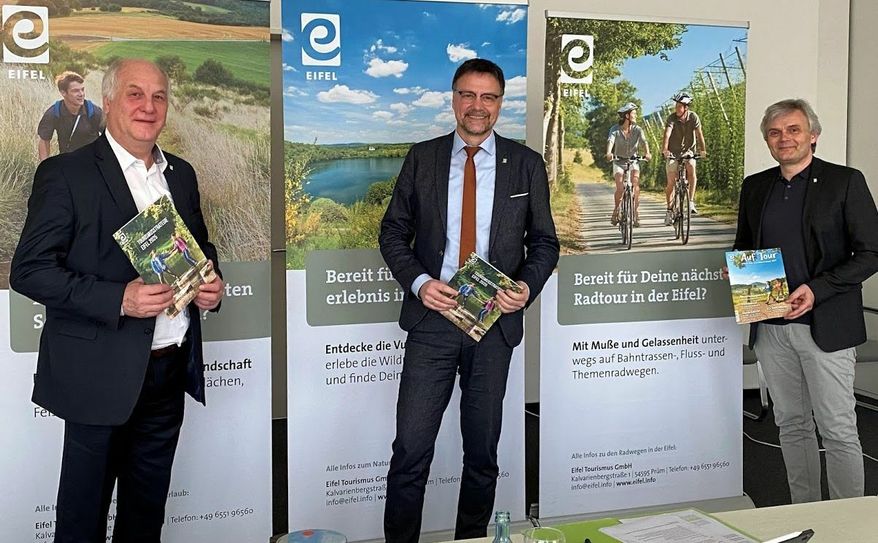 Klaus Schäfer (l.), Geschäftsführer Eifel Tourismus GmbH, sein Stellvertreter Wolfgang Reh (r.) und der Aufsichtsratsvorsitzender Heinz-Peter Thiel (Landrat Vulkaneifelkreis) blickten auf das Tourismusjahr 2020 zurück. Foto: Eifel Tourismus