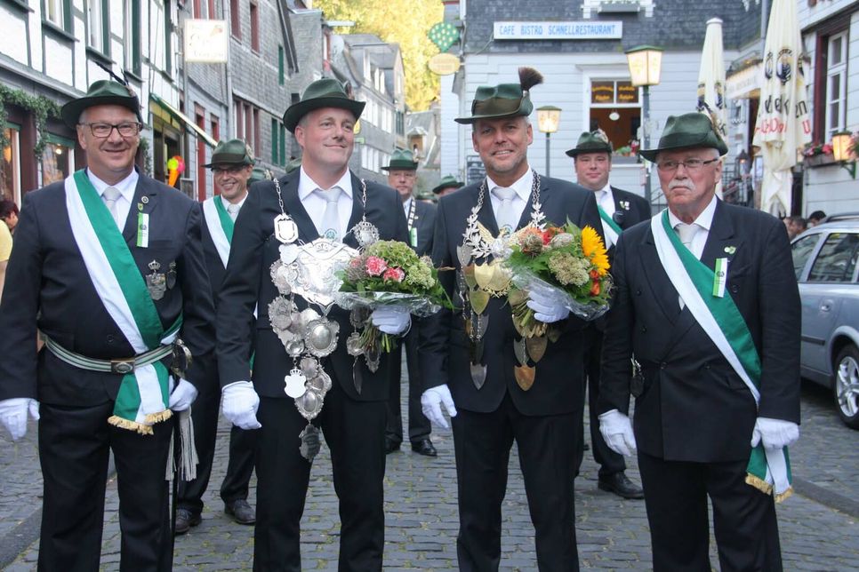 Kirmestreiben in Monschau gestern und heute: Schausteller entführen in vergangene Zeiten, während die Bürgerschützen ihre neuen Majestäten küren.