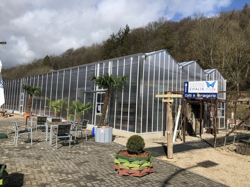 So sieht das neue Glashaus vom Eifalia Schmetterlingsgarten von außen aus.