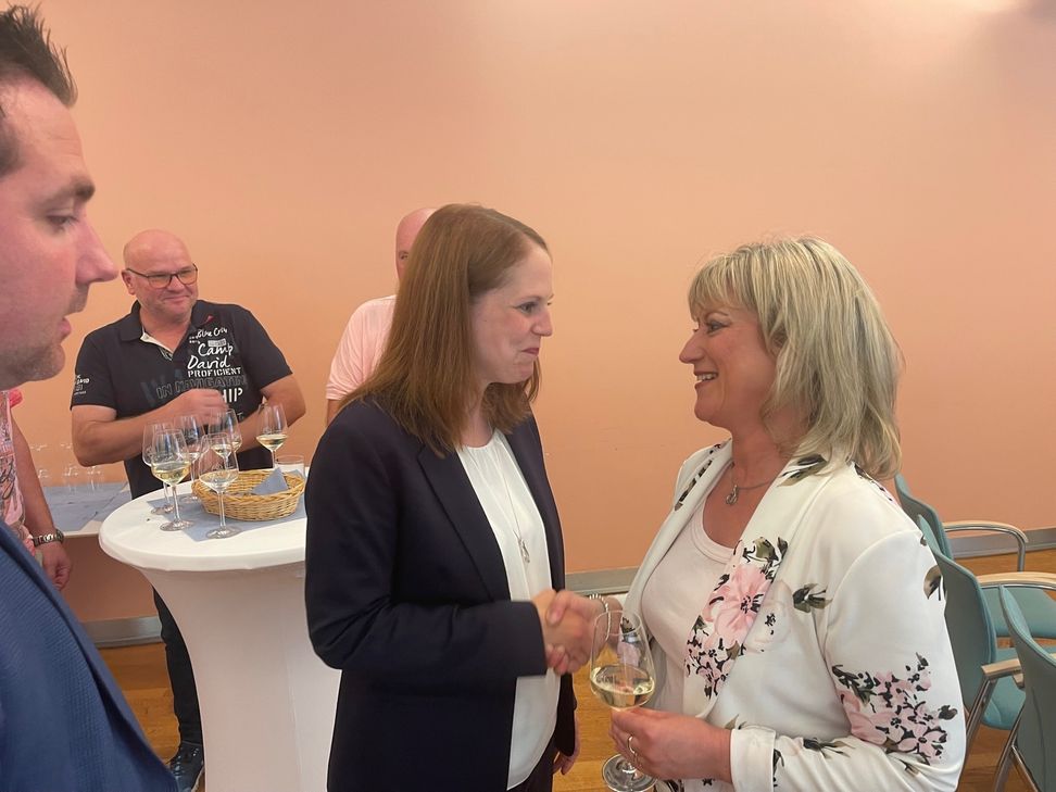 Kandidatinnen unter sich: Sonja Bräuer gratuliert Anke Beilstein zum Sieg.