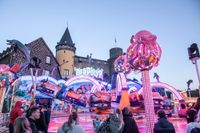 Rasante Fahrgeschäfte, wie der "Polyp" zu Füßen der Burg, faszinieren immer wieder.