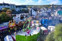 Die Stadt verwandelt sich in einen riesigen Rummelplatz.