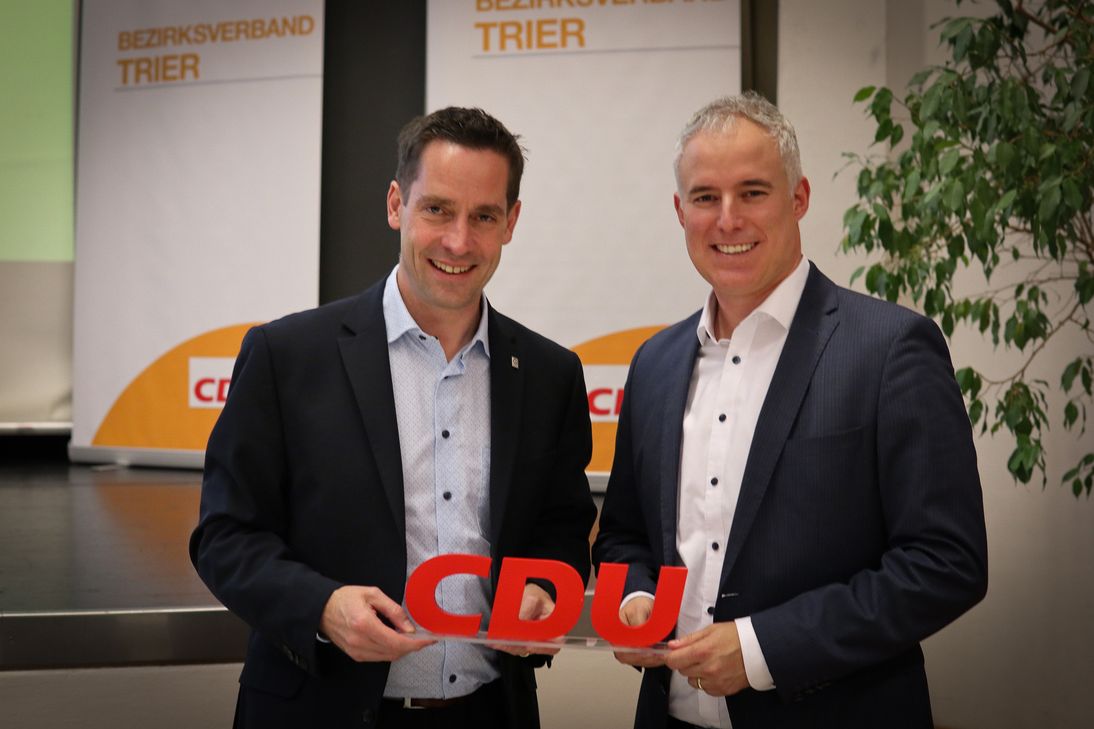 Dennis Junk (rechts) ist neuer Vorsitzender des CDU-Bezirksverbandes Trier und folgt damit Moritz Petry (links), der nach vier Jahren an der Spitze nicht erneut kandidierte.