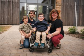 Der fünfjährige Matthias erhielt as Säugling die Diagnose SMA Typ 1 (spinale Muskelathrophie). Der Erlös des Blumenwiese Musikfestivals soll für einen Aufzug und weitere Hilfsmittel verwendet werden, die Matthias mehr Selbstständigkeit ermöglichen sollen.