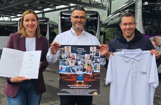 SWT-Personalleiterin Agnieszka Mohm und Daniel Walther, Abteilungsleiter Fahrbetrieb bei den SWT-Verkehrsbetrieben (rechts im Bild) übergeben die Urkunde an Lieblingsbusfahrer Jeton Maksuti (Bildmitte)